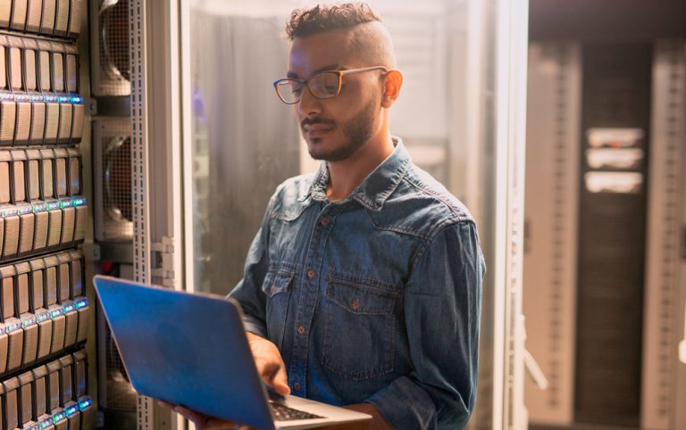 Homem cuidando do datacenter