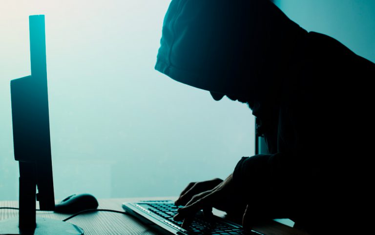 homem roubando dados de computadores de uma empresa